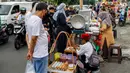 Warga berburu takjil menjelang waktu berbuka puasa di sepanjang Jalan Panjang, Kebon Jeruk, Jakarta, Selasa (4/4/2023). (Liputan6.com/Johan Tallo)