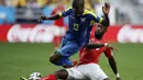 Laga Swiss kontra Ekuador berlangsung ketat. Pemain belakang Swiss, Johan Djourou (kanan) berusaha menahan serangan Enner Valencia (Ekuador) di laga penyisihan Piala Dunia 2014 Grup E di Estádio Nacional de Brasilia, (15/6/2014). (AFP PHOTO/Adrian Dennis)