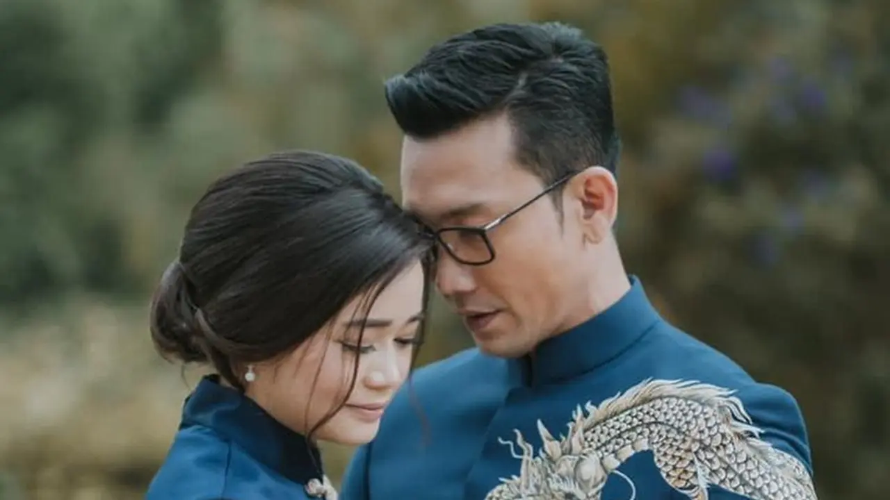 FOTO: Kebersamaan Denny Sumargo dan Istri Pakai Outfit Couple, Romantis
