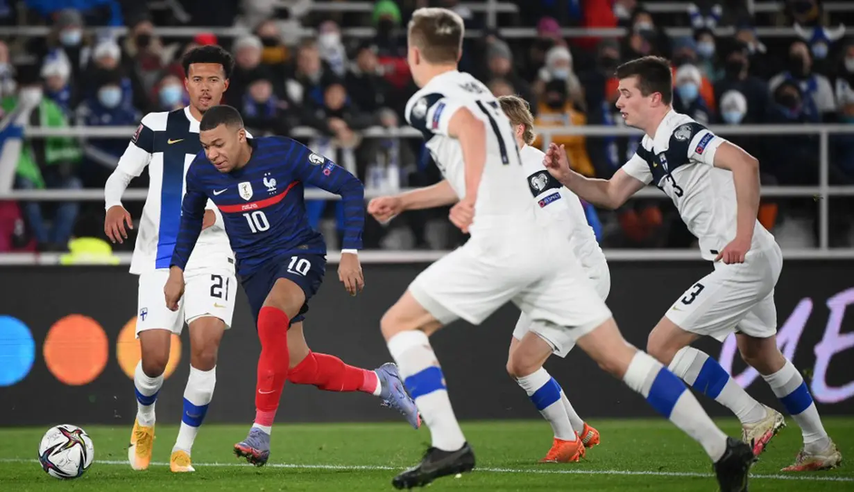 Pemain Finlandia Niko Hamalainen (kiri) dan pemain Prancis Kylian Mbappe bersaing memperebutkan bola pada pertandingan sepak bola kualifikasi Grup D Piala Dunia 2022 di Stadion Olimpiade, Helsinki, Finlandia, 16 November 2021. Prancis menang 2-0. (FRANCK FIFE/AFP)