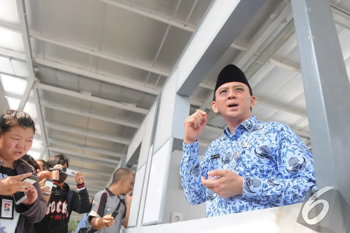 Ahok Blusukan ke Kios PKL Monas