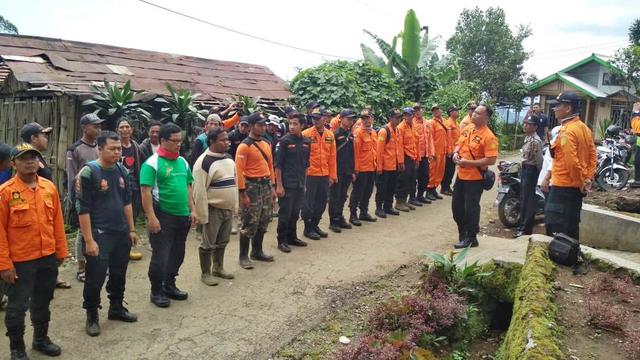 Tim SAR gabungan mencari keberadaan Nenek Suminah di belantaran Gunung Slamet. (Foto: Liputan6.com/Polres Pemalang/Muhamad Ridlo)