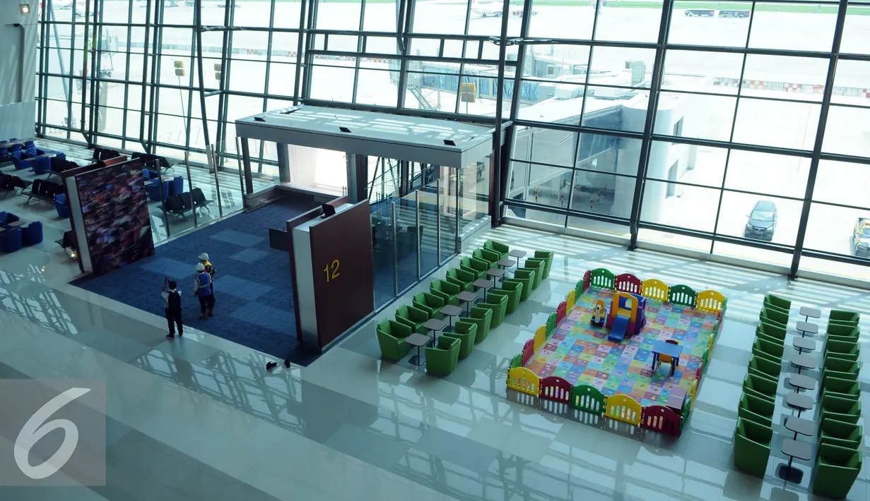 Pekerja memeriksa Terminal 3 Ultimate, Bandara Soekarno Hatta, Tangerang, Rabu (13/7). Jelang pengoperasian, Angkasa Pura II terus membenahi kekurangan segala keperluannya. (Liputan6.com/Helmi Afandi)