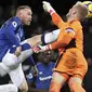 Tendangan melayang pemain Everton, Wayne Rooney (kiri) saat diadang kiper Leicester City pada lanjutan Premier League pekan ke-25 di Goodison Park, Liverpool (1/2/2018). Everton menang 2-0. (Nick Potts/PA via AP)