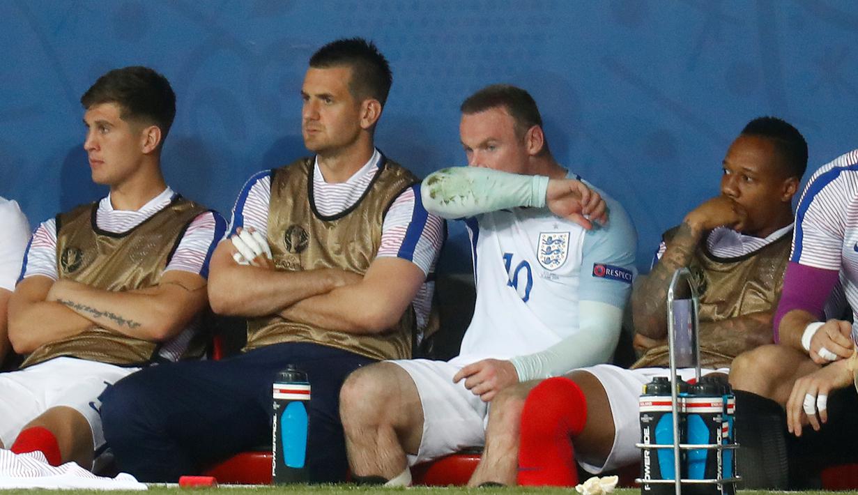 Wayne Rooney pun semakin bersedih karena belum berhasil mempersembahkan gelar juara bagi Inggris. (Reuters/Kai Pfaffenbach)