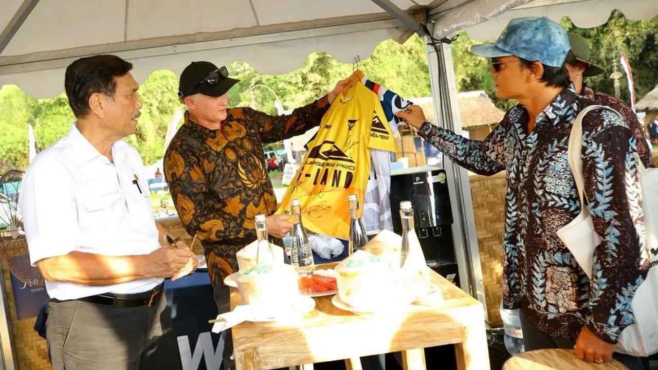 Menko Marves Luhut Binsar Panjaitan lihat langsung final WSL di Pantai G-Land Banyuwangi. (Istimewa)