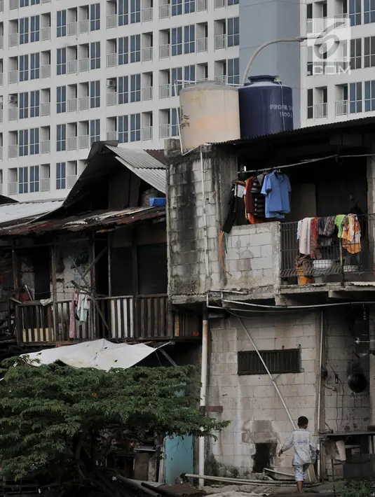 Seorang anak bermain di rumah semipermanen dengan latar belakang gedung apartemen baru di Jakarta, Selasa (16/4). Data Colliers International mencatat pada kuartal I-2019 tambahan pasokan apartemen sebanyak 1.847 unit. (merdeka.com/Iqbal S. Nugroho)