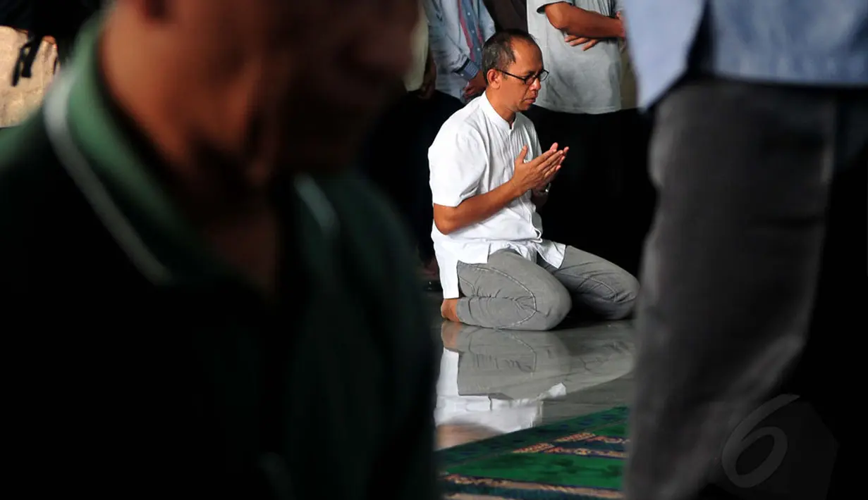 Usai melakukan salat Jumat, sejumlah warga melakukan salat Gaib di Mesjid Agung Al'Akbar, Surabaya, Jumat (2/1/2015). Salat Gaib dilakukan untuk mendoakan korban kecelakaan pesawat AirAsia QZ8501. (Liputan6.com/Johan Tallo)