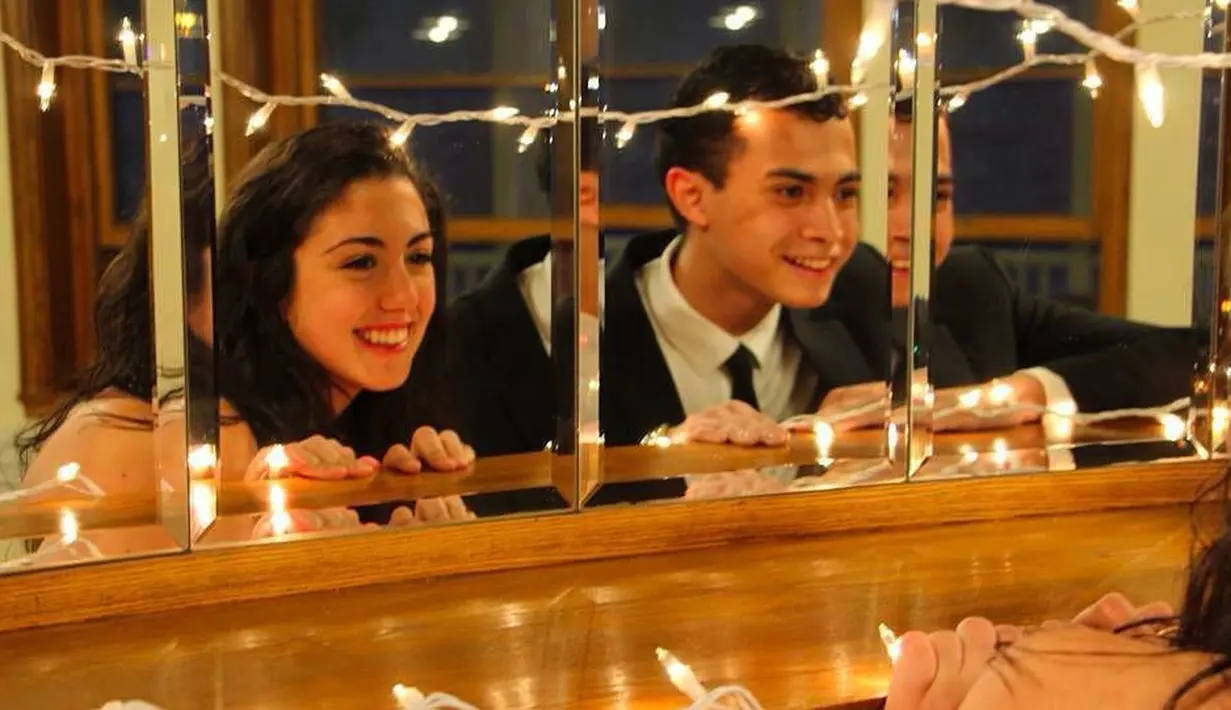 Saat masih sekolah, Omara sudah aktif dalam kegiatan teater. Dan hal itu tetap berlanjut saat ia mengenyam pendidikan di luar negeri. (Foto: instagram.com/omara.esteghlal)