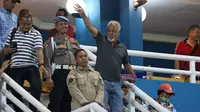 Presiden pertama dan mantan perdana Menteri Timor Leste, Xanana Gusmao, saat di Stadion Gelora Delta, Sidoarjo, menyaksikan Piala AFF U-16 2018 (4/8/2018). (Bola.com/Aditya Wany)