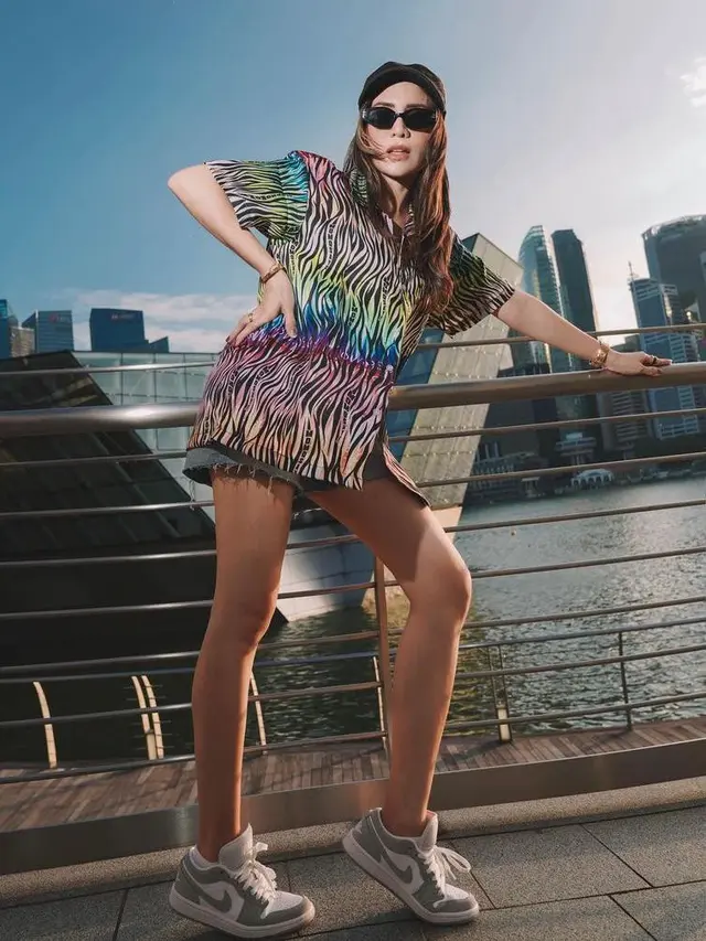 9 Potret Gaya Momo Geisha Liburan di Singapura, Semakin Menawan dengan Outfit Kekinian