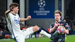 Pemain Manchester City, Kevin De Bruyne (kanan) berebut bola dengan pemain FC Copenhagen, Elias Jelert pada laga 16 besar Liga Champions 2023/2024 di Copenhagen, Denmark, Rabu (14/02/2024) WIB. (AFP/Jonathan Nackstrand)
