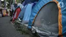 Deretan tenda pengungsi Afghanistan yang didirikan di trotoar Kawasan Kebon Sirih, Jakarta, Kamis (26/8/2021). Sebanyak 20 pengungsi asal Afghanistan kembali menempati trotoar dengan harapan bisa diterbangkan ke negara lain dan mendapatkan kehidupan yang lebih layak. (Liputan6.com/Faizal Fanani)
