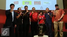 Dirut PT Surya Citra Media, Sutanto Hartono berfoto bersama usai press conference Torabika Soccer Championship di Main Hall SCTV, Jakarta, Rabu (21/12). Torabika Soccer Championship 2016 resmi berakhir pada 18 Desember. (Liputan6.com/Gempur M. Surya)