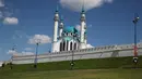 Salah satu masjid terbesar di Eropa bernama Kul Sharif yang terletak di Kazan, Rusia. Masjid Kul Sharif yang didominasi warna putih dan biru laut ini dibangun pada tahun 1996 dan selesai pada 2005 lalu. (AP Photo/Thanassis Stavrakis)