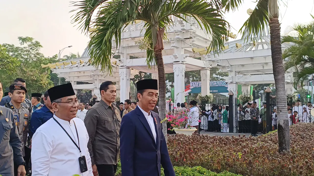 Presiden Joko Widodo (Jokowi) tiba di acara Apel Hari Santri 2023 yang digelar di Tugu Pahlawan, Surabaya, Jawa Timur, Minggu (22/10/2023). (Merdeka.com/Alma Fikhasari)