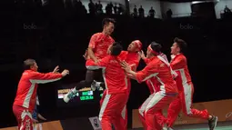 Selebrasi Ihsan Maulana (2kiri) usai mengalahkan pemain Malaysia Lee Zii Jia bersama tim pada final Bulutangkis beregu putra SEA Games 2017 di Axiata Arena, Malaysia, Kamis (24/8). Indonesia meraih medali emas. (Bola.com/Liputan6.com/Faizal Fanani)