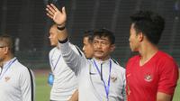 Pelatih Timnas Indonesia U-22, Indra Sjafri, menyapa suporter usai mengalahkan Kamboja U-22 pada laga Piala AFF U-22  di Stadion National Olympic, Phnom Penh, Jumat (22/2). Indonesia menang 2-0 atas Kamboja. (Bola.com/Zulfirdaus Harahap)
