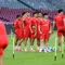 Matthew Baker (tengah) dan sejumlah pemain Timnas Indonesia saat latihan resmi menjelang laga FIFA Matchday melawan Oman di Stadion Utama Gelora Bung Karno (SUGBK), Senayan, Jakarta, Kamis (04/06/2026) WIB. (Bola.com/Bagaskara Lazuardi)