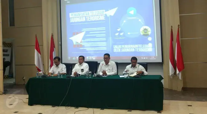 (kedua kanan) Semuel A Pangerapan, Direktur Jenderal Aplikasi Informatika Kemkominfo saat memberi keterangan pers terkait pemblokiran Telegram di Kantor Kemkominfo, Jakarta, Senin (16/7/2017). (Liputan6.com/Corry Anestia)