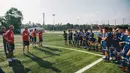 Pesepak bola muda mendapat arahan saat mengikuti Allianz Explorer Camp Football 2019 di Munchen, Jerman, Sabtu (24/8). Allianz Indonesia mengirimkan dua pesepak bola muda berbakat ke Jerman. (Dokumentasi Allianz)