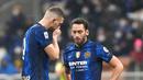 Pemain Inter Milan Edin Dzeko (kiri) dan Hakan Calhanoglu berbicara saat melawan Venezia pada pertandingan sepak bola Liga Italia di Stadion San Siro, Milan, Italia, 22 Januari 2022. Inter Milan menang 2-1. (AP Photo/Luca Bruno)