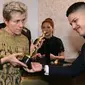 Frances McDormand, bersama putranya, Pedro, terlihat memegang piala Oscar-nya, sesaat sebelum diduga dicuri. (AFP / Angela Weiss)