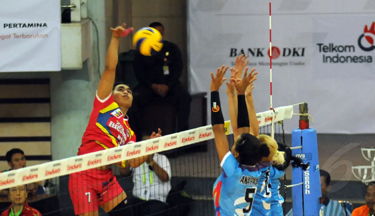 Pevoli putri Jakarta Electric PLN, Aprilia SM (kiri) melakukan smesh saat laga melawan Jakarta PGN Popsivo di Pertamina Proliga 2015, Dome Balikpapan, (8/2/2015). Jakarta PGN Popsivo unggul 3-2 atas Jakarta Electric PLN. (Liputan6.com/Helmi Fithriansyah)
