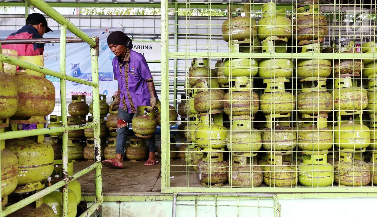 Pekerja menata tabung gas LPG 3 Kg di salah satu pangkalan LPG kawasan Sunter, Jakarta Utara, Jumat (21/7). Sedangkan harga pengecer berada diantara Rp. 18.000 – Rp 20.000. (Liputan6.com/Angga Yuniar)