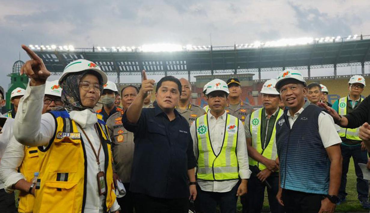 Erick Thohir (tengah) yang sekaligus menjabat sebagai Ketua Panitia Penyelenggara FIFA U-20 World Cup 2023 (LOC) mengunjungi stadion Si Jalak Harupat, Kabupaten Bandung, Sabtu (11/3/2023). (Dok. LOC)