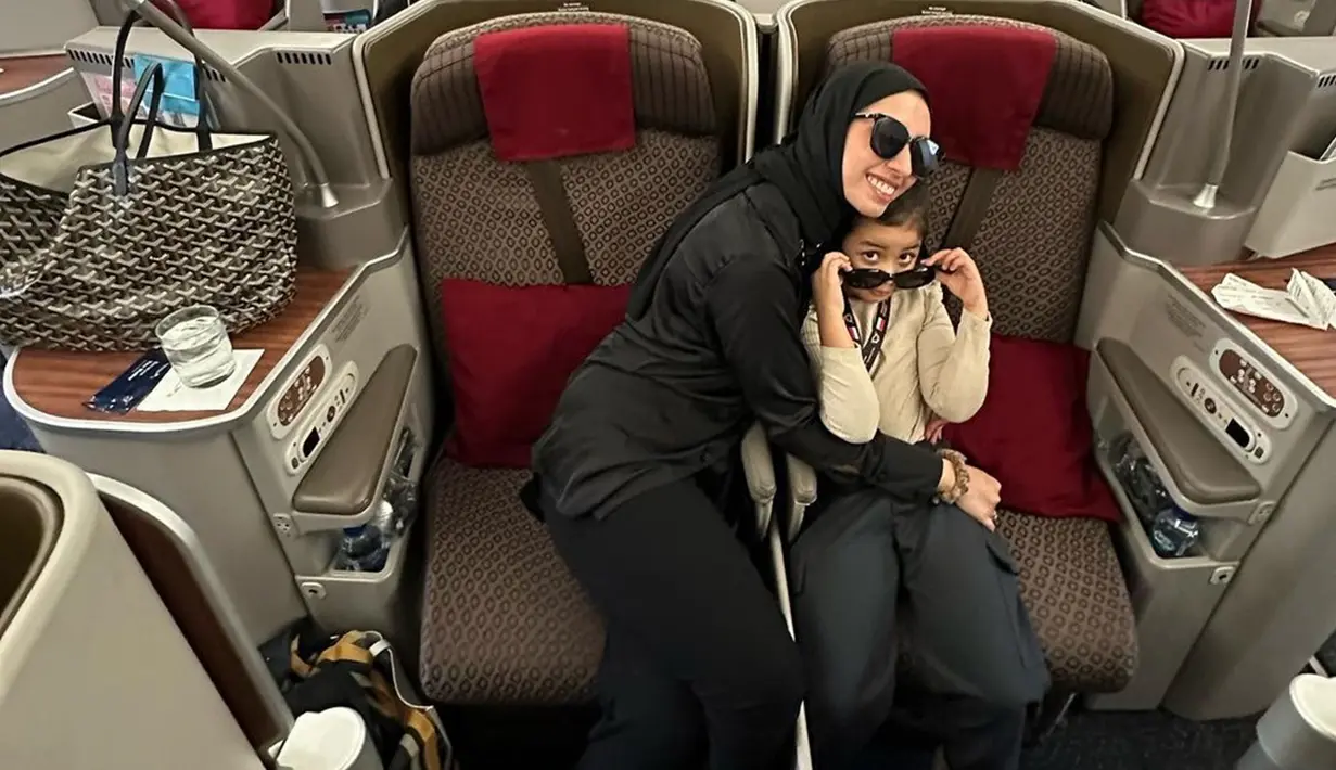 Melalui akun Instagram pribadinya, Vicky Alaydrus diketahui tengah berada di Tanah Suci untuk menjalani ibadah umrah. Sang putri juga terlihat ikut menemani dirinya. (Liputan6.com/IG/@vickyalaydrus)