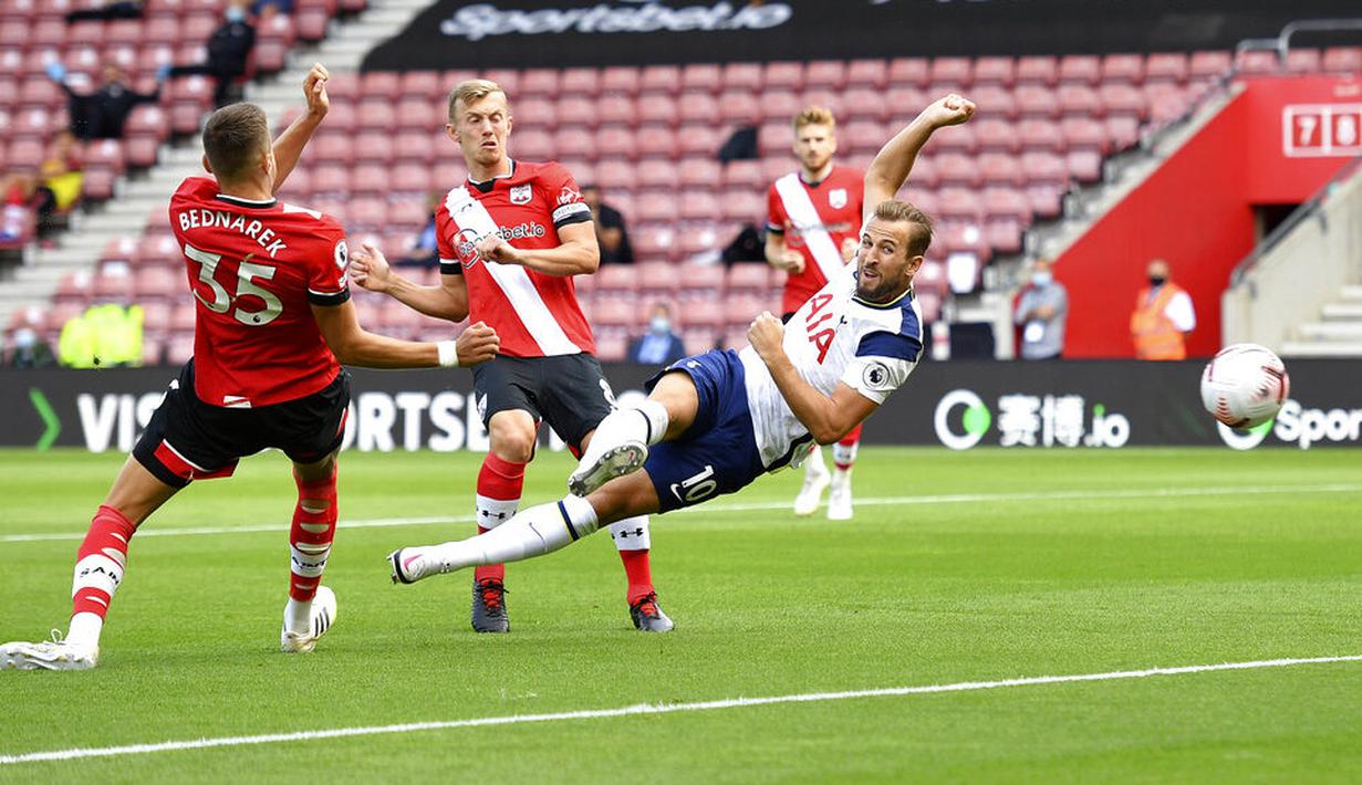 Striker Tottenham Hotspur, Harry Kane, melepaskan tendangan ke gawang Southampton pada laga Liga Inggris di Stadion St. Mary's, Minggu, (20/9/2020). Tottenham menang dengan skor 5-2. (Justin Tallis/Pool via AP)