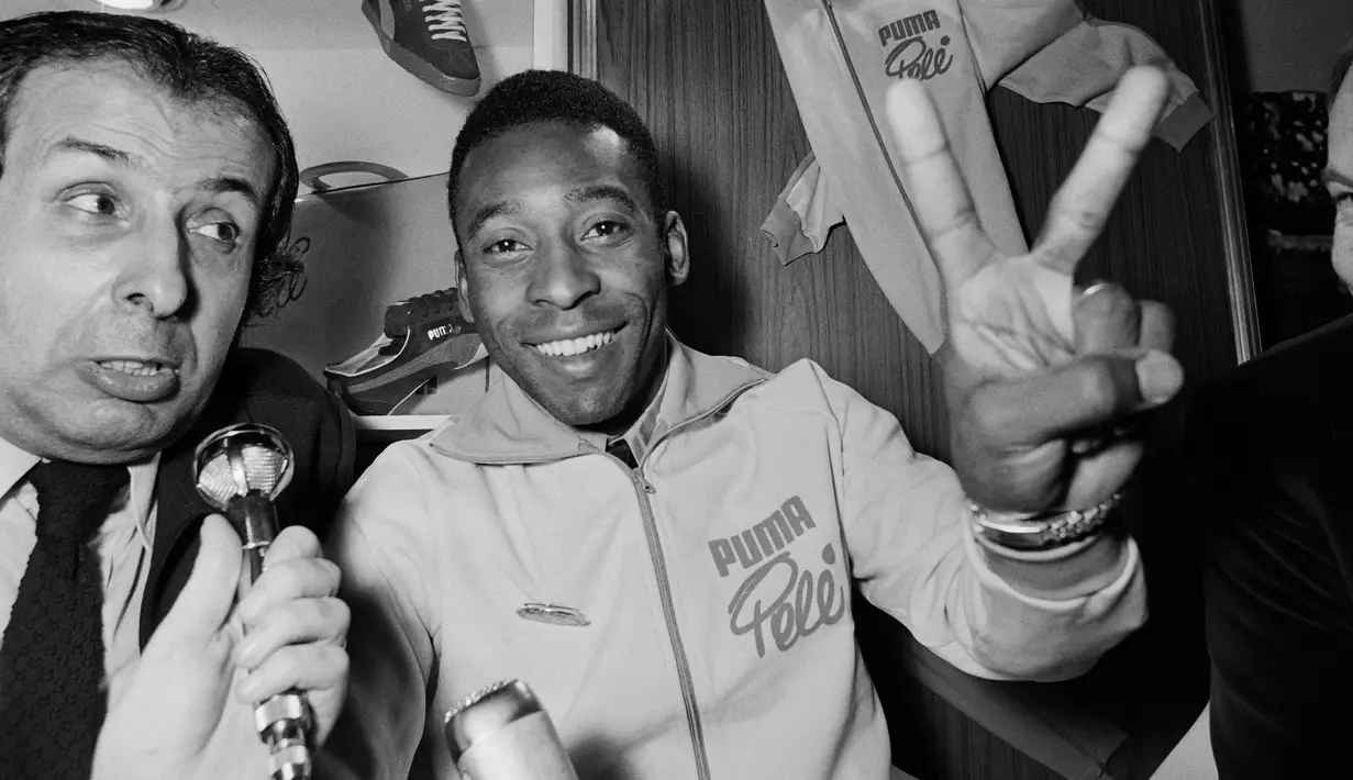 Pele. Legenda sepak bola Brasil bernama asli Edson Arantes do Nascimento yang tampil dalam 4 edisi Piala Dunia mulai edisi 1958 hingga 1970 ini total berkontribusi dalam 20 gol, dengan rincian mencetak 12 gol dan 8 assist dari 14 laga. Torehannya tersebut mampu membawa Brasil tiga kali meraih trofi Piala Dunia pada edisi 1958, 1962 dan 1970. (AFP)