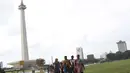 Warga berjalan-jalan di kawasan Monumen Nasional, Jakarta, Jumat (19/4). Libur panjang perayaan Paskah 2019 dimanfaatkan warga untuk berwisata di kawasan Monumen Nasional. (Liputan6.com/Helmi Fithriansyah)