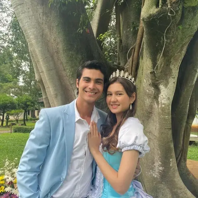 Semakin Dekat, Ini 6 Potret Cinta Brian dan Zoe Abbas Pakai Baju Warna Senada