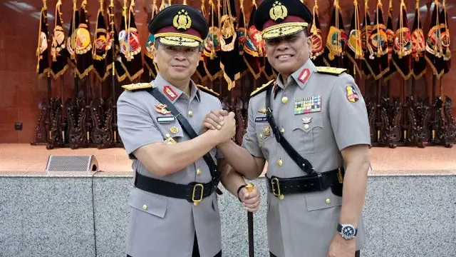 Kapolda Riau Irjen Agung Setya Imam Effendi (kanan) setelah menerima estafet dari Irjen Widodo.