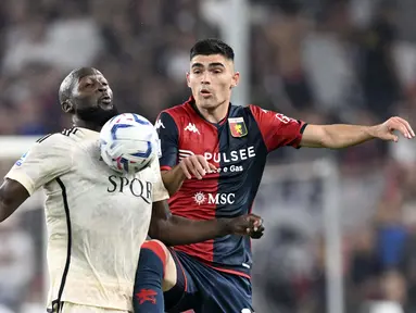 Bek Genoa Johan Vasquez (kanan) berebut bola dengan penyerang AS Roma Romelu Lukaku dalam laga pekan ke-6 Serie A 2023/2024 di Luigi Ferraris, Jumat (29/9/2023). (Tano Pecoraro/LaPresse via AP)