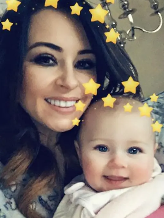 Carrie Hilton berpose dengan sang cucu, Jessica. Penampilannya yang masih terlihat muda, cantik, dan memiliki tubuh ideal membuat banyak orang tak percaya kalau Carrie sudah memiliki cucu. (Instagram/carrie_hilton)