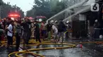 Petugas pemadam kebakaran berusaha memadamkan api yang membakar rumah tinggal di Jalan Dr Saharjo Menteng Atas, Manggarai, Jakarta, Kamis (11/1/2024). Sebanyak 27 unit mobil pemadam dan 100 personel diterjunkan ke lokasi kebakaran. (merdeka.com/Imam Buhori)