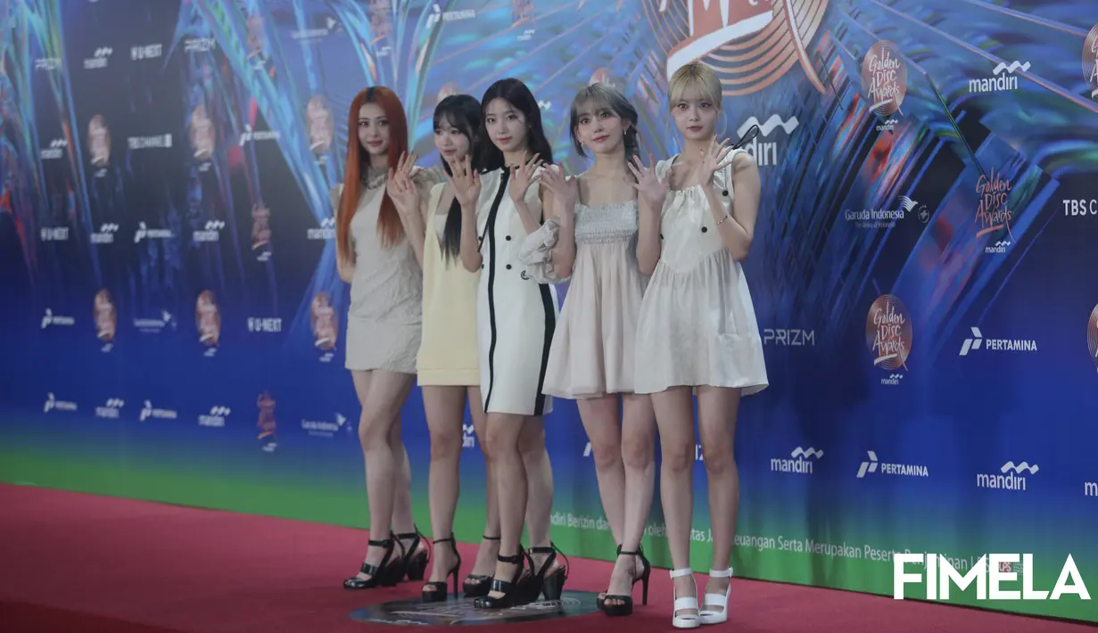 Le Sserafim di red carpet Golden Disc Awards 2024 yang digelar di Jakarta, Sabtu (6/1/2024). [Foto: Bayu Herdianto/Fimela]