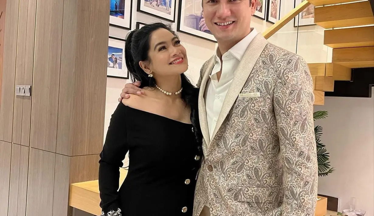 Sementara Titi Kmal tampil lebih simple dengan dress sabrina panjang [@titi_kamall]