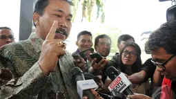 Raja Bonaran Situmeang akan mempertanyakan alasan KPK jika hari ini lembaga antikorupsi itu menahannya, Jakarta, Senin (6/10/2014) (Liputan6.com/Miftahul Hayat)