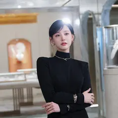 Lihat di sini tampilan Kim Ji Won di event BVLGARI Hong Kong. [@geewonii].