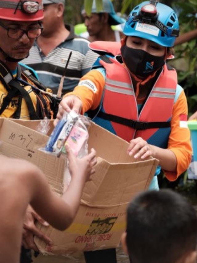 7 Potret Awkarin Jadi Relawan Banjir di Kalimantan Selatan Ini Tuai Pujian