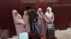 Cawagub DKI Jakarta, Djarot Saiful Hidayat foto bersama keluarga di Terminal 2E Bandara Soetta, Tangerang Minggu (25/12). Memanfaatkan cuti kampanye Djarot dan keluarga menunaikan ibadah umrah. (Liputan6.com/Fery Pradolo)