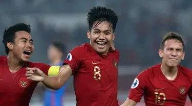 Pemain tengah timnas Indonesia, Witan Sulaeman (tengah) merayakan golnya ke gawang Chinese Taipei saat penyisihan Grup A Piala AFC U-19 2018 di Stadion Utama Gelora Bung Karno, Jakarta, Jumat (18/10/2018). Witan resmi menjadi bagian Persija Jakarta usai meninggalkan klub Slovakia AS Trencin. (Liputan6.com/Helmi Fitriansyah)