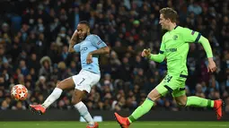 Aksi Raheem Sterling pada leg kedua, babak 16 besar Liga Champions yang berlangsung di Stadion Etihad, Manchester, Rabu (13/3). Man City menang 7-0 atas Schalke. (AFP/Oli Scarff)