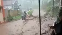 Banjir bandang melanda wilayah Kecamatan Kertasari, Kabupaten Bandung, Kamis (8/12/2022). (Foto: Tangkapan Layar)