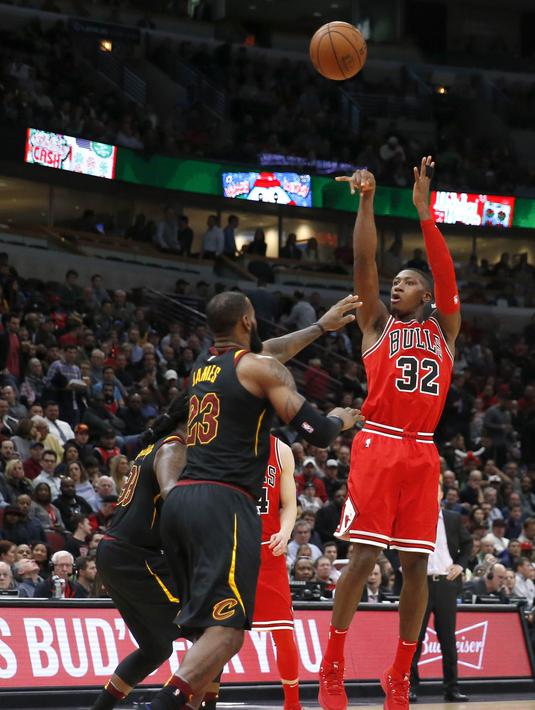 Pebasket Chicago Bulls, Kris Dunn, berusaha memasukkan bola saat melawan Cleveland Cavaliers pada laga NBA di United Center, Selasa (5/12/2017). Cleveland Cavaliers menang 113-91 atas Chicago Bulls. (AP/Charles Rex Arbogast)
