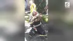 Seorang petugas pemadam kebakaran gagal melakukan aksi demonstrasi keselamatan di Thailand. Ia dililit ular piton yang memiliki panjang 5 meter.